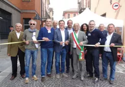 Il taglio del nastro. Da sinistra Giangi Giordano (per Busca Eventi), Duilio Raspini, Paolo Robasto Presidente e vice di Assoimprese), Ezio Campana (consigliere comunale), Marco Gallo (assessore al Commercio), Diego Bressi (consigliere comunale), il sindaco Luca Gosso, Alessandta Taricco, Paolo Mattalia (assoimprese), Gianpiero Marino (Busca Eventi), Gian Franco Ferrero (assessore comunale)